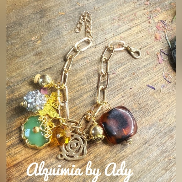 Charms adorned gold bracelet with jade - Picture 1 of 2
